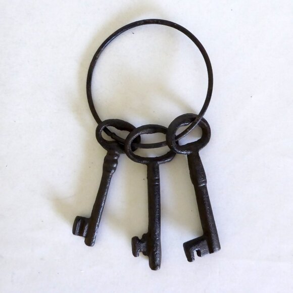 3 CAST IRON RUSTIC ANTIQUE JAIL CHURCH SKELETON KEY RING PROP (NEW) - Picture 6 of 6